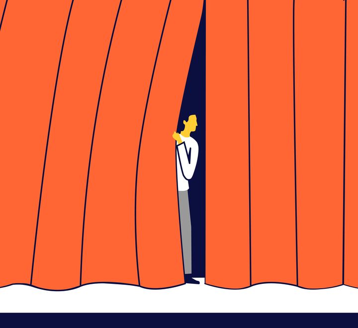 Illustrasjon av en person som står og gjemmer seg bak gardinene på en scene